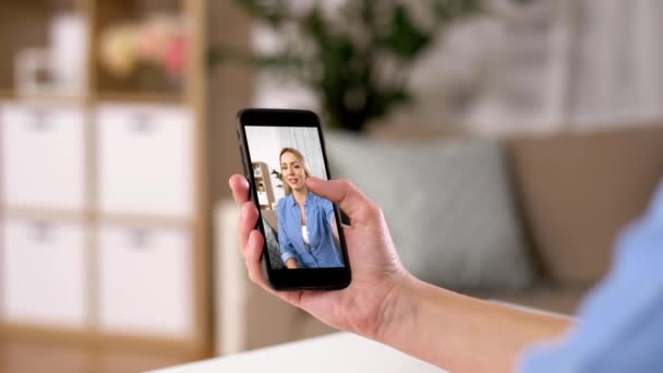 Vrouw met video-oproep op smartphone thuis — Stockvideo