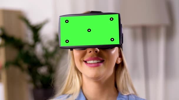 Glückliche junge Frau in vr Brille zu Hause — Stockvideo