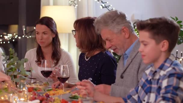 Familia feliz teniendo una cena en casa — Vídeos de Stock