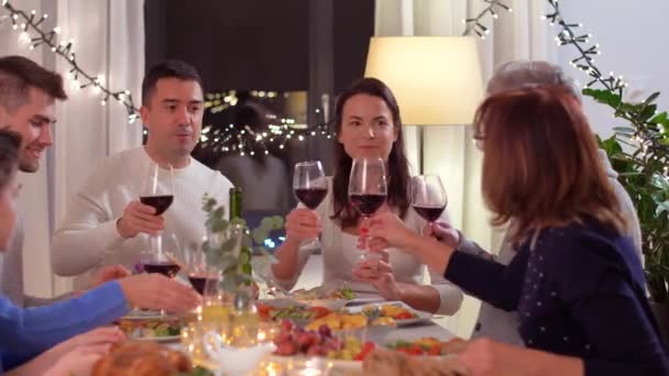 Familia feliz teniendo una cena en casa — Vídeos de Stock