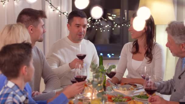 Familia feliz teniendo una cena en casa — Vídeos de Stock