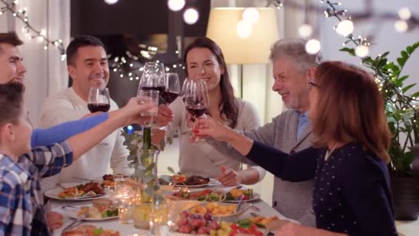 Familia feliz teniendo una cena en casa — Vídeos de Stock