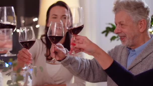 Familia feliz teniendo una cena en casa — Vídeos de Stock