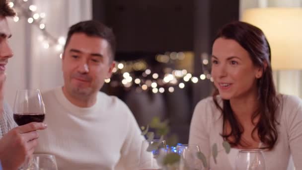 Familia feliz teniendo una cena en casa — Vídeos de Stock