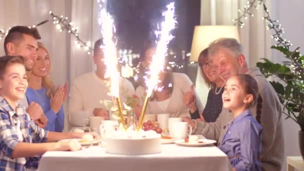 Familia feliz teniendo una cena en casa — Vídeo de stock