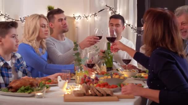 Gelukkig familie het hebben van diner party thuis — Stockvideo