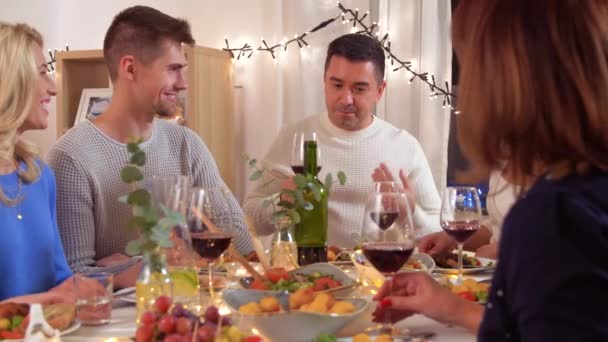 Familia feliz teniendo una cena en casa — Vídeos de Stock