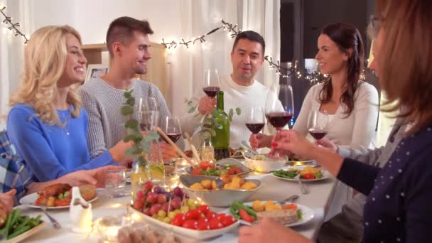 Familia feliz teniendo una cena en casa — Vídeos de Stock