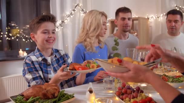 Šťastná rodina s večeří doma — Stock video