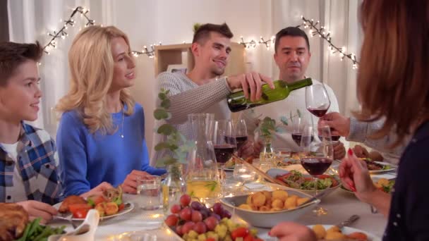 Familia feliz teniendo una cena en casa — Vídeos de Stock