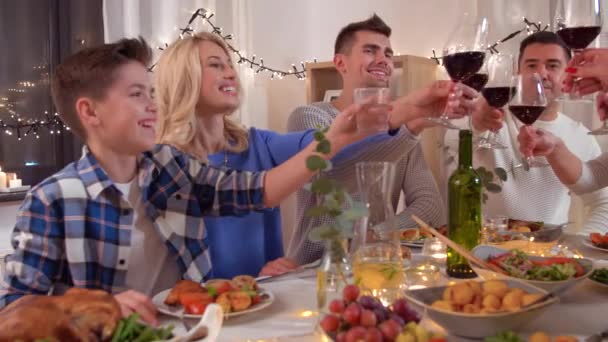 Gelukkig familie het hebben van diner party thuis — Stockvideo