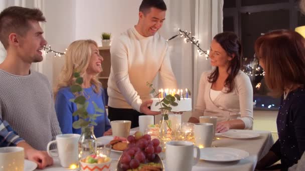 Šťastná rodina s narozeninovou oslavu u vás doma — Stock video