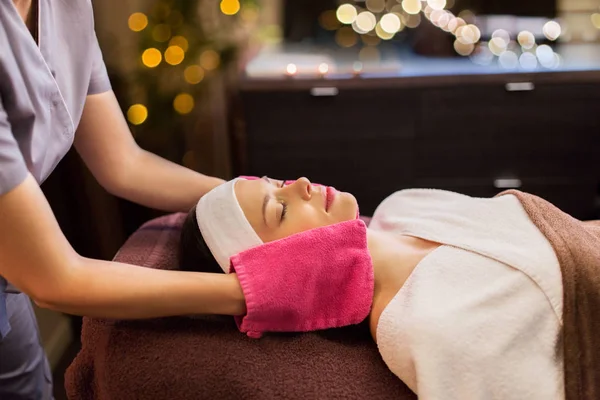 Mujer teniendo masaje facial con guantes de felpa en el spa —  Fotos de Stock