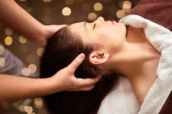 Vrouw het hebben van hoofd massage in spa — Stockfoto