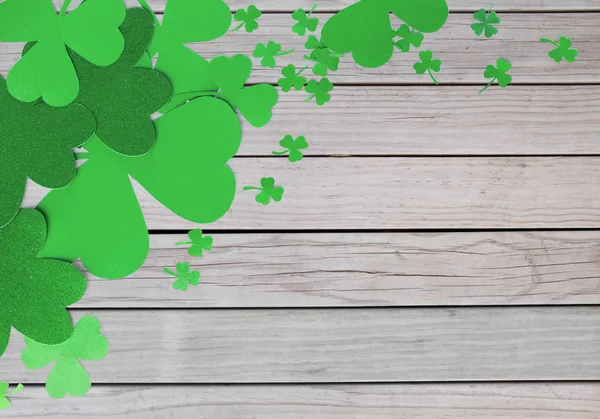 Зеленая бумага шампуни на деревянном фоне — стоковое фото