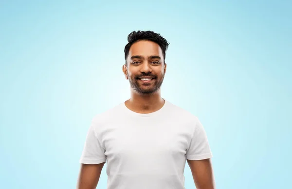 Sorridente jovem indiano sobre fundo azul — Fotografia de Stock