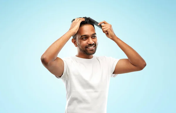 Happy indian man Szczotkowanie włosów z grzebieniem — Zdjęcie stockowe