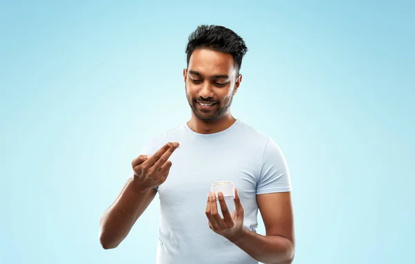 Ευτυχισμένος άνθρωπος ινδική εφαρμογή κρέμας να αντιμετωπίσει — Φωτογραφία Αρχείου