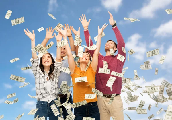 Amigos felizes pegando dinheiro caindo de cima — Fotografia de Stock