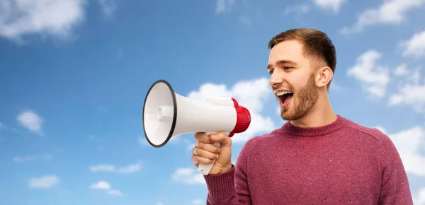 Uomo sorridente con megafono — Foto Stock