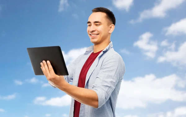 Gelukkig jonge man met tablet pc — Stockfoto