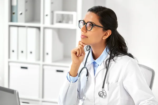 Doctora con estetoscopio en el hospital — Foto de Stock