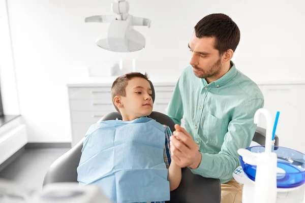 Pai filho de apoio na clínica dentária — Fotografia de Stock