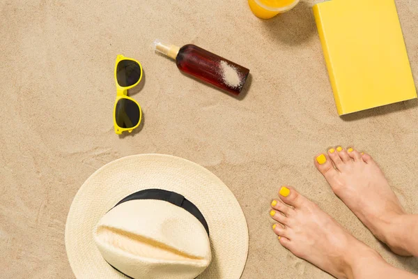피트, 모자, 선글라스, 선크림 및 해변에서 책 — 스톡 사진