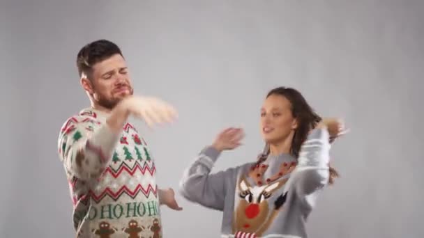 Feliz casal dançando na festa de Natal — Vídeo de Stock