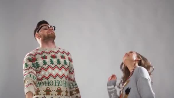 Feliz pareja bailando en la fiesta de Navidad — Vídeos de Stock