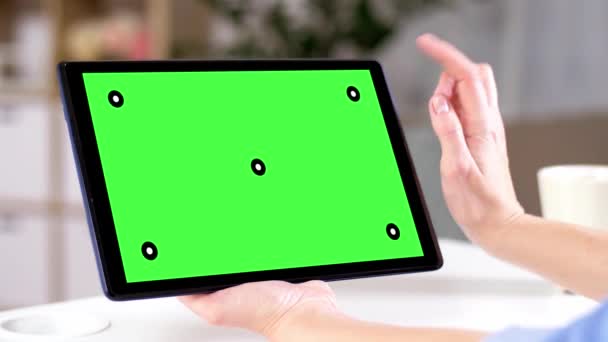 Mains tenant tablette PC avec écran vert à la maison — Video