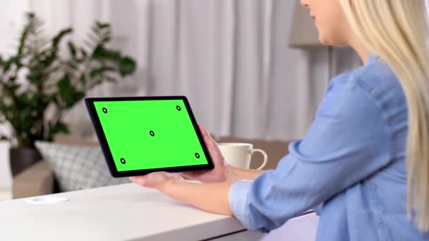 Woman has video call on tablet with green screen — Stock Video