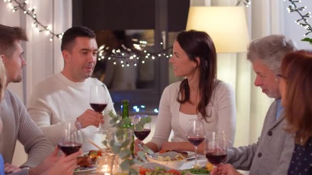 Familia feliz teniendo una cena en casa — Vídeo de stock