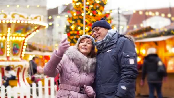 Ηλικιωμένο ζευγάρι βγάζει selfie στη χριστουγεννιάτικη αγορά — Αρχείο Βίντεο