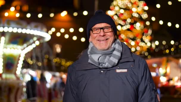 Ευτυχής ανώτερος άνθρωπος που χαμογελά σε Χριστουγεννιάτικη αγορά — Αρχείο Βίντεο