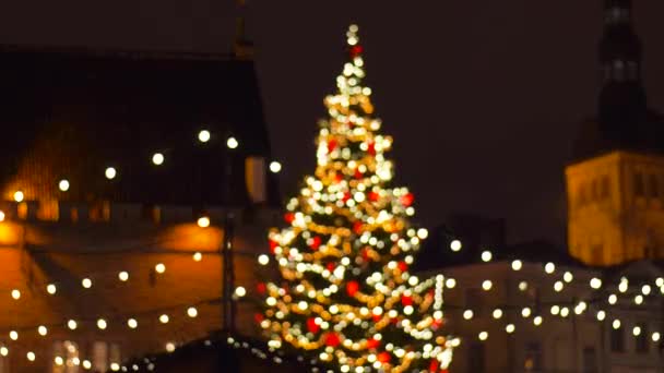 Weihnachtsbaum auf dem alten Rathausvorplatz in Tallinn — Stockvideo