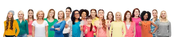 Grupo internacional de pessoas sorridentes felizes — Fotografia de Stock