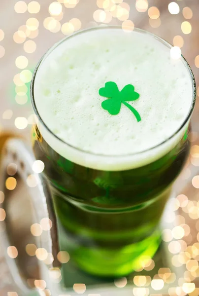 Close-up de vidro de cerveja verde com shamrock — Fotografia de Stock