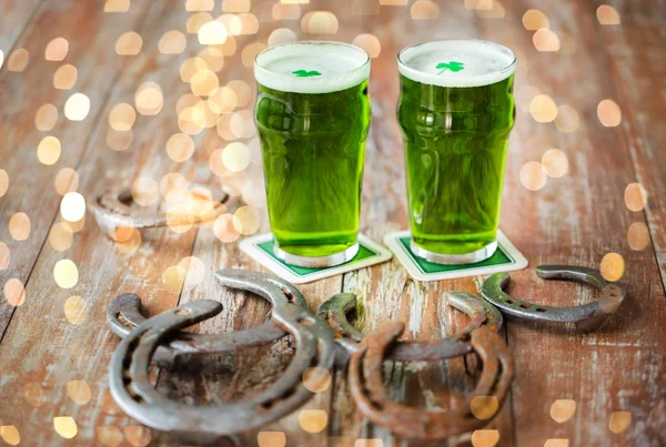 シャムロックと緑色のビールのグラス — ストック写真