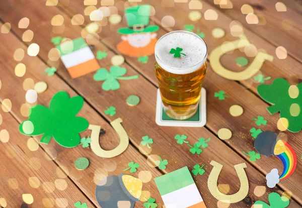 Glas bier en st patricks dag partij rekwisieten — Stockfoto