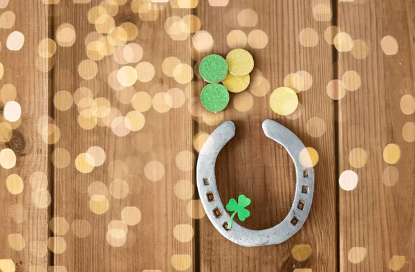 Horseshoe z shamrock na podłoże drewniane — Zdjęcie stockowe