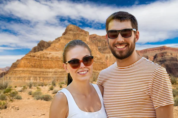 Gelukkige paar in zonnebril buiten in de zomer — Stockfoto