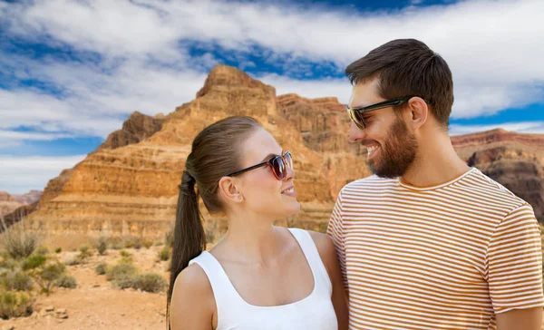 Szczęśliwa para w okulary na zewnątrz w lecie — Zdjęcie stockowe