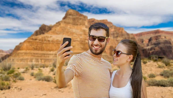 Szczęśliwa para biorąc selfie przez smartfon w lecie — Zdjęcie stockowe