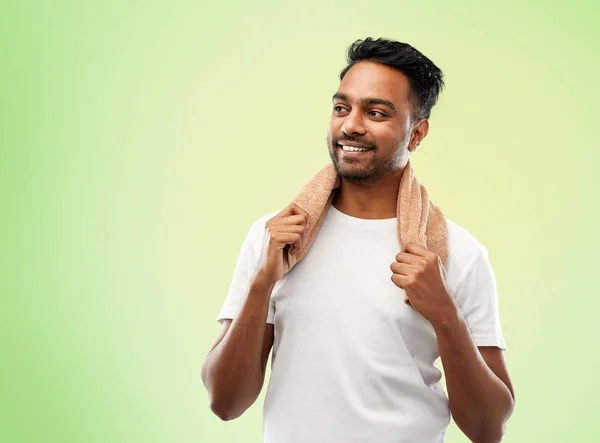 微笑的印度男人用毛巾在绿色 — 图库照片