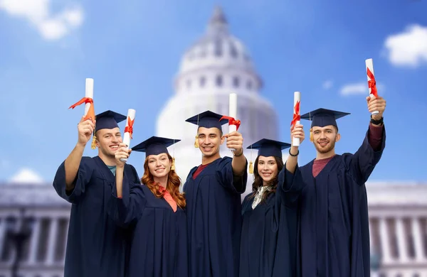 Absolventi v třecí misce desky s diplomy — Stock fotografie