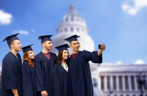 Diplomások figyelembe selfie smartphone — Stock Fotó