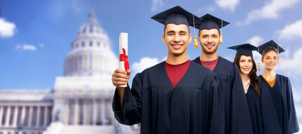 Absolventen in Mörteltafeln mit Diplom — Stockfoto