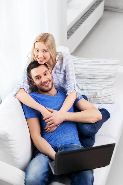 Szczęśliwa para z laptopa w domu — Zdjęcie stockowe