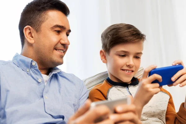 Ευτυχής πατέρας και γιος με smartphones στο σπίτι — Φωτογραφία Αρχείου